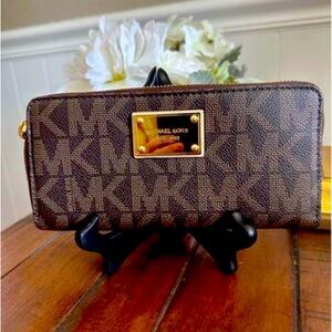 Women's Michael Kors ID Wallet
Never been used!